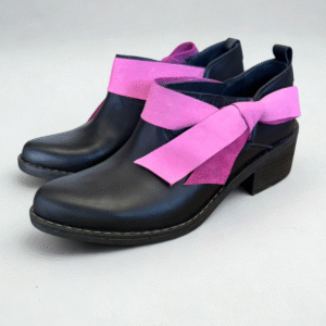 Botín Negro Lazo Fucsia