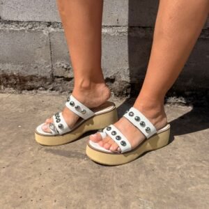 Sandalia Blanca Tachas Alta