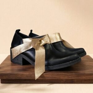 Botín Negro Lazo Dorado